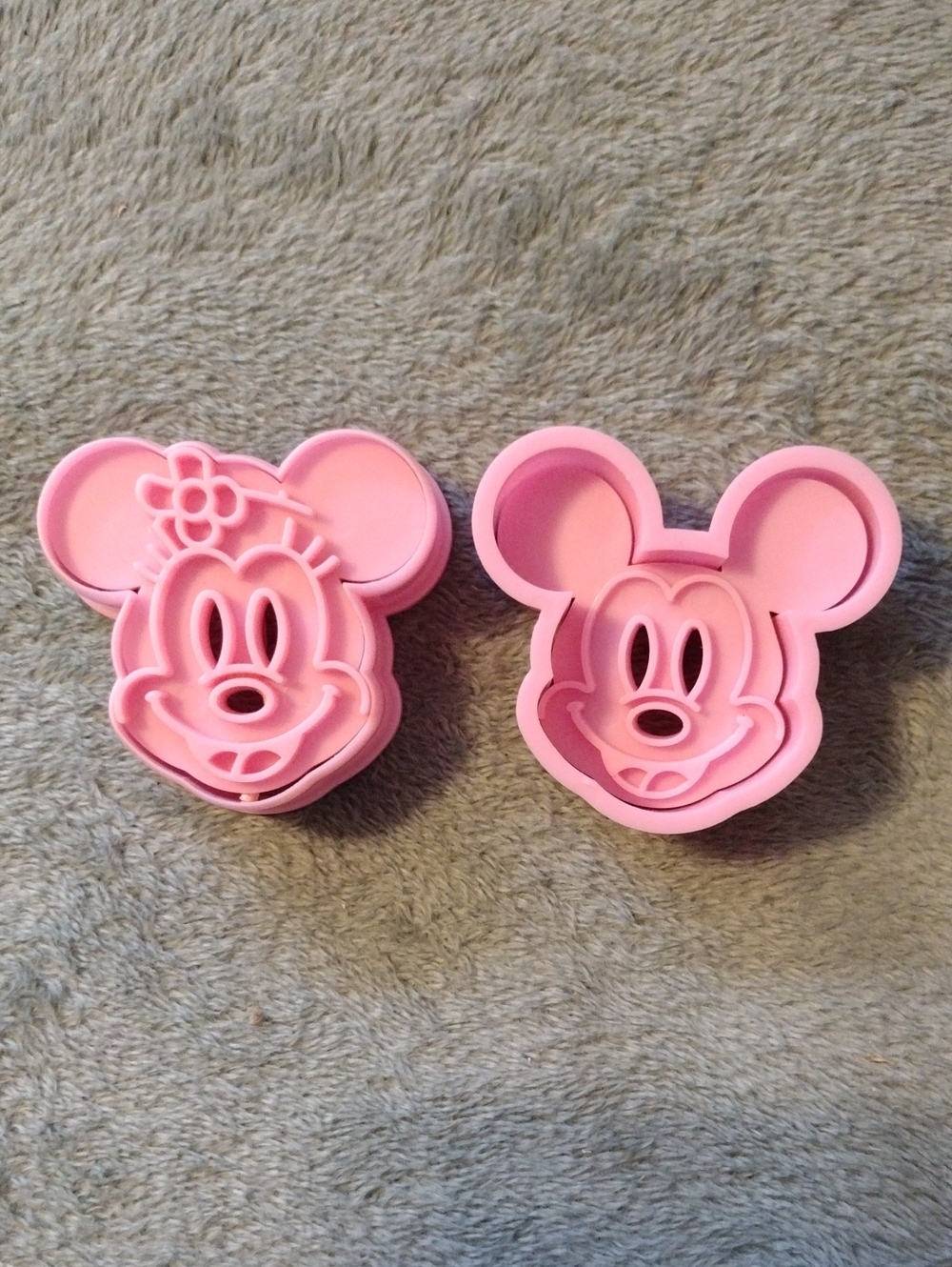 Mickey & Minnie Cookie Cutter Set With Stamps
